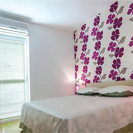 Appartement 2 Bedroom Awesome In Makarska