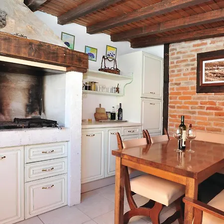 2 Bedroom Awesome In Appartement Makarska